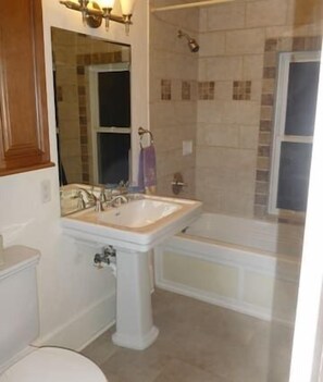 Tina con regadera, amenidades de baño gratuitas, toallas