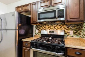 Departamento, 2 habitaciones (L-7858) | Cocina privada | Refrigerador con congelador, microondas, horno y lavavajillas 