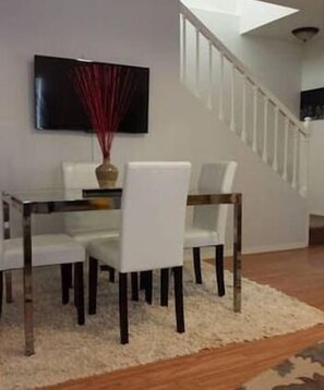 Departamento, 2 habitaciones (L-7857) | Área de sala de estar | Televisión de pantalla plana 