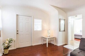 Departamento, 2 habitaciones (L-7858) | Área de sala de estar | Televisión de pantalla plana 