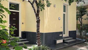 Vista frontal de la propiedad