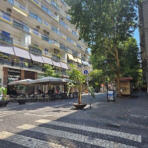 A pedestrian area with outdoor seating, a cafe, and a sign indicating a pedestrian zone. - Wanda Bed&Breakfast (Naples)