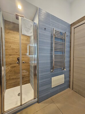 Junior Studio Suite | Bathroom | Shower, hair dryer, bidet, towels