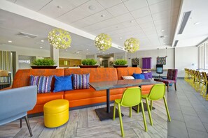 Lobby - Home2 Suites by Hilton Blue Ash Cincinnati (Cincinnati)