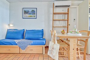 Studio | Wohnbereich | 70-cm-LCD-Fernseher mit Digitalempfang, Fernseher, Bücher