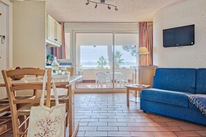 Estudio | Área de sala de estar | Televisión LCD de 70 cm con canales digitales, televisión y libros 