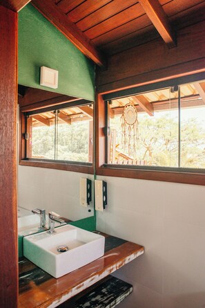 Suite Cafofo | Bathroom | Shower, hair dryer - Villa Seychelles Cabanas (Imbituba)