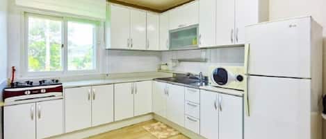 Casa | Cocina privada | Refrigerador, microondas, parrilla de estufa y utensilios de cocina