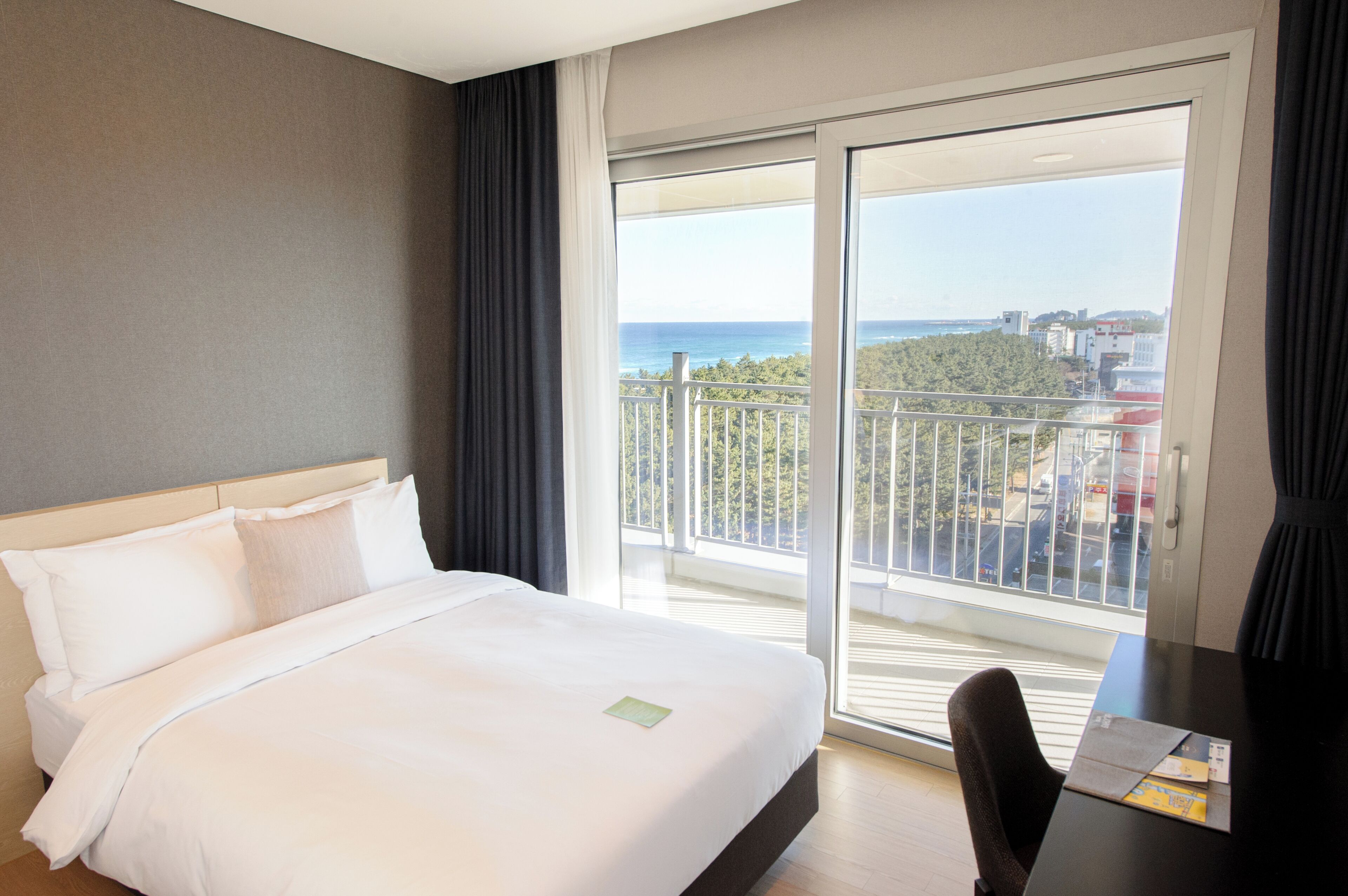 Corner Suite Twin Room, Partial Ocean View | Premium bedding, in-room safe, desk, laptop workspace