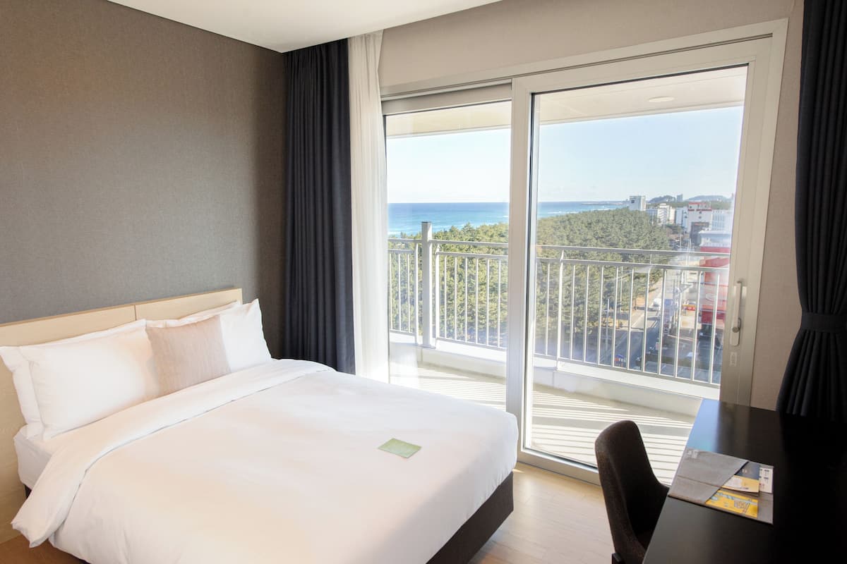 Corner Suite Twin Room, Partial Ocean View | Premium bedding, in-room safe, desk, laptop workspace