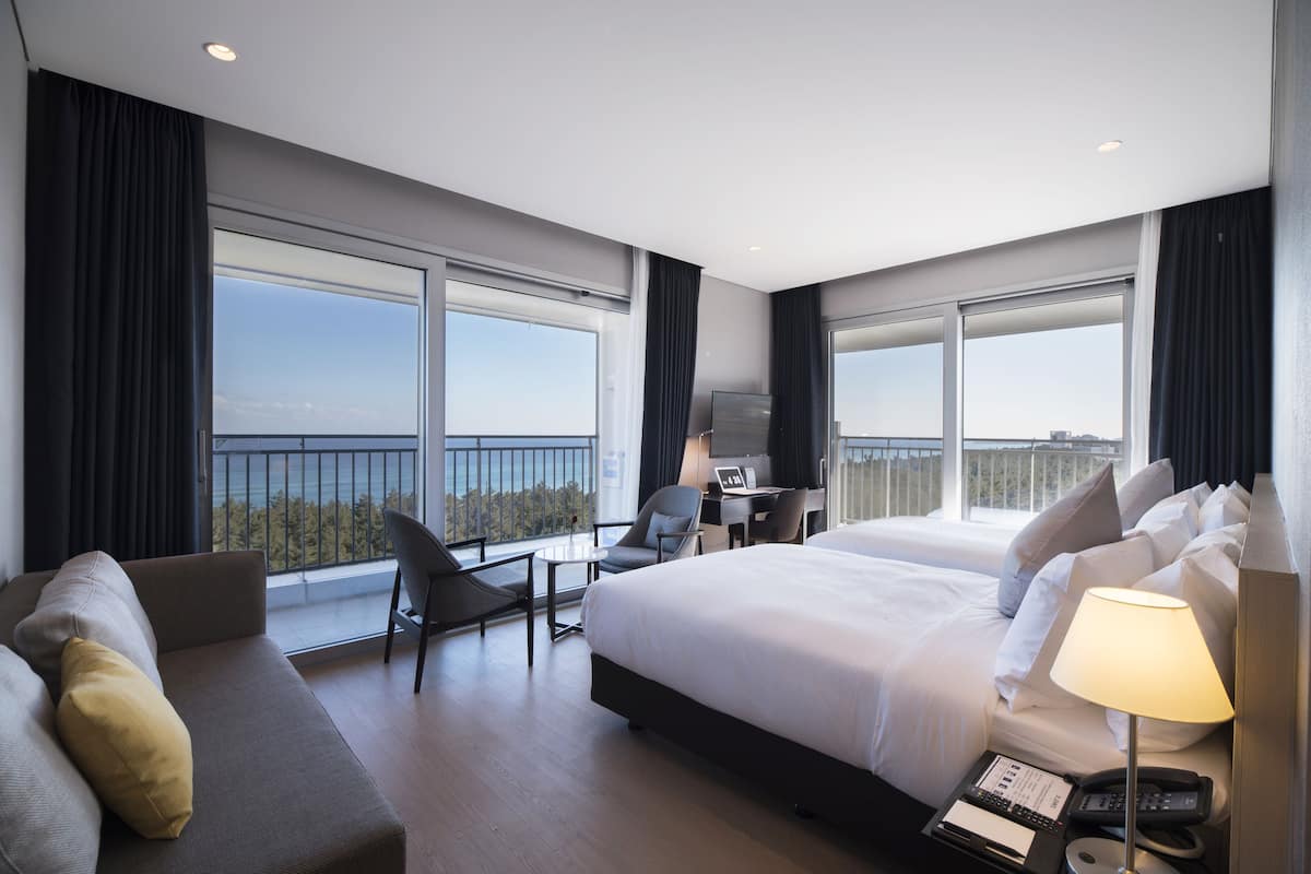 Corner Suite Twin Room, Ocean View (Executive Lounge for 4 people)
