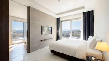 Suite junior, vistas parciales al mar | Ropa de cama de alta calidad, caja fuerte, escritorio