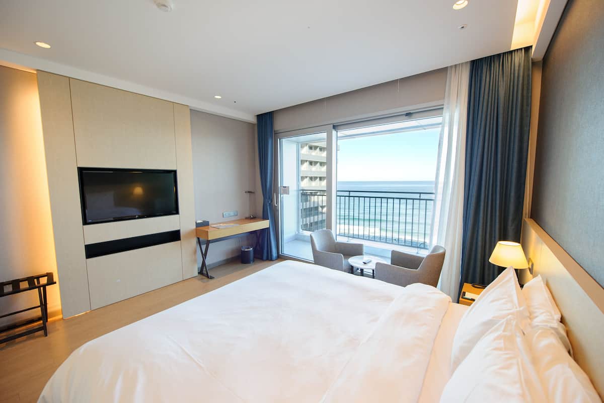 Luxe beddengoed, een kluis op de kamer, een bureau, een laptopwerkplek