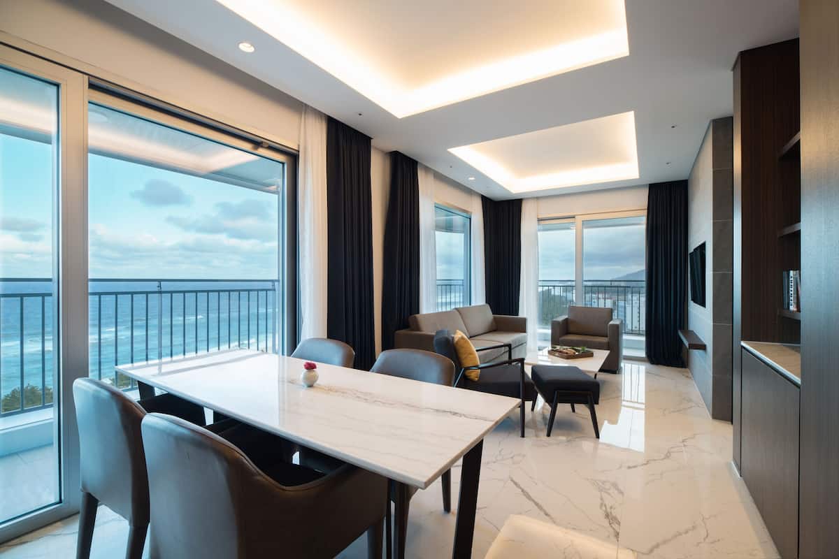 Grand Bleu Suite, Non Smoking, Ocean View (Executive Lounge for 2 people) | Wohnzimmer