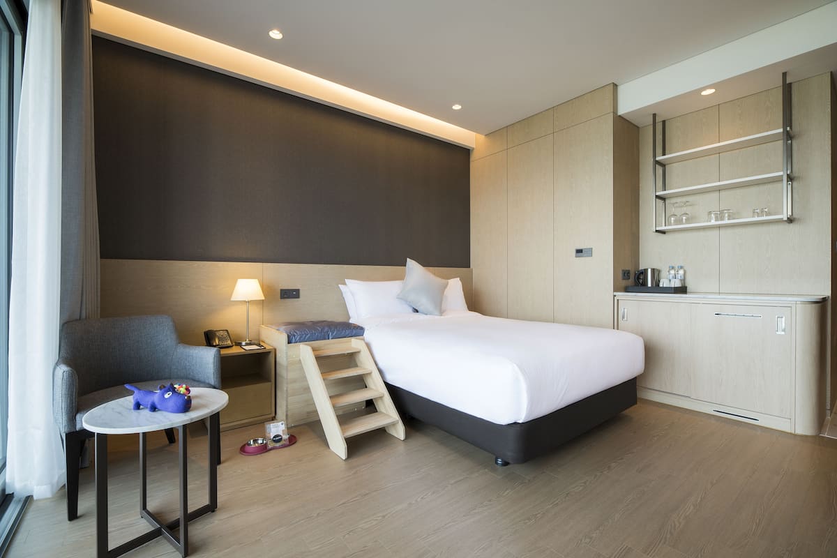 Premium bedding, in-room safe, desk, laptop workspace