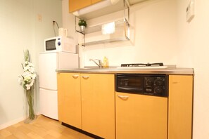 2 Bed Room 601 | Private kitchen | Full-sized fridge, microwave, stovetop, electric kettle - Liz Osaka Castle (Osaka)