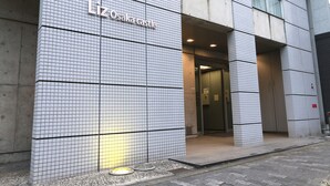 Ein Gebäude mit Kachelfassade und einem Schild mit der Aufschrift "Liz Osaka Castle".