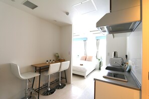 Full-size fridge, microwave, stovetop, electric kettle - Liz Osaka Castle (Osaka)