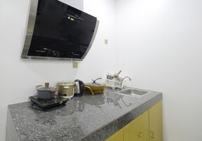 Family Suite, 2 Bedrooms, Kitchen | Private kitchenette | Electric kettle