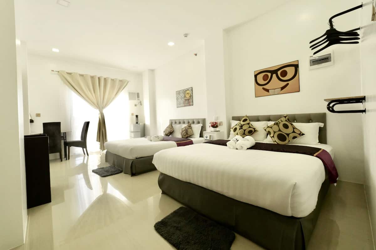 ห้องแฟมิลี่สำหรับสี่ท่าน, เตียงควีนไซส์ 2 เตียง, ห้องน้ำในตัว | มินิบาร์, โต๊ ะทำงาน, เปล/เตียงเด็กอ่อน, Wi-Fi ฟรี