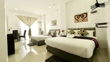 Fjölskylduherbergi fyrir fjóra - 2 meðalstór tvíbreið rúm - með baði | Míníbar, skrifborð, vöggur/ungbarnarúm, ókeypis þráðlaus nettenging