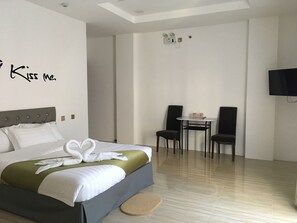 Honeymoon Studio Suite, Multiple Beds, Kitchenette