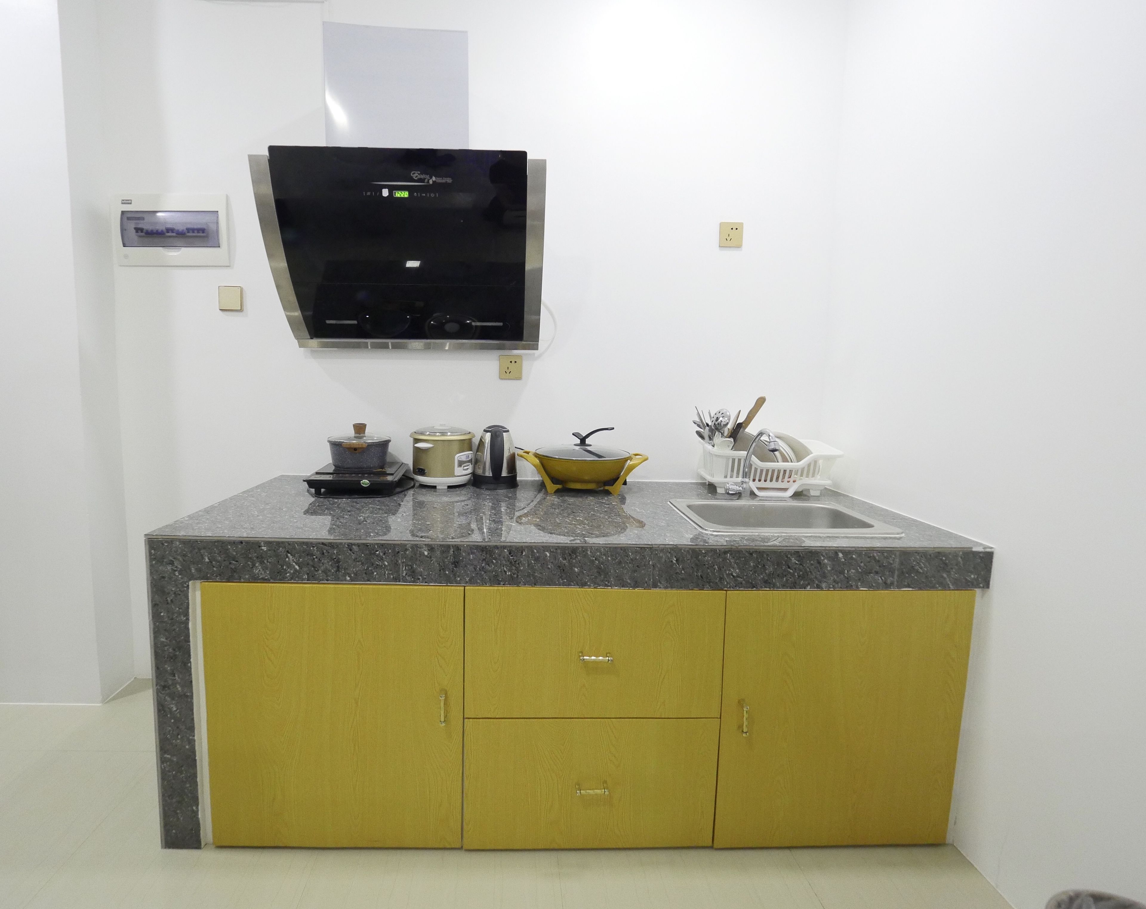 family suite, 2 bedrooms, kitchen | private kitchenette | electric kettle