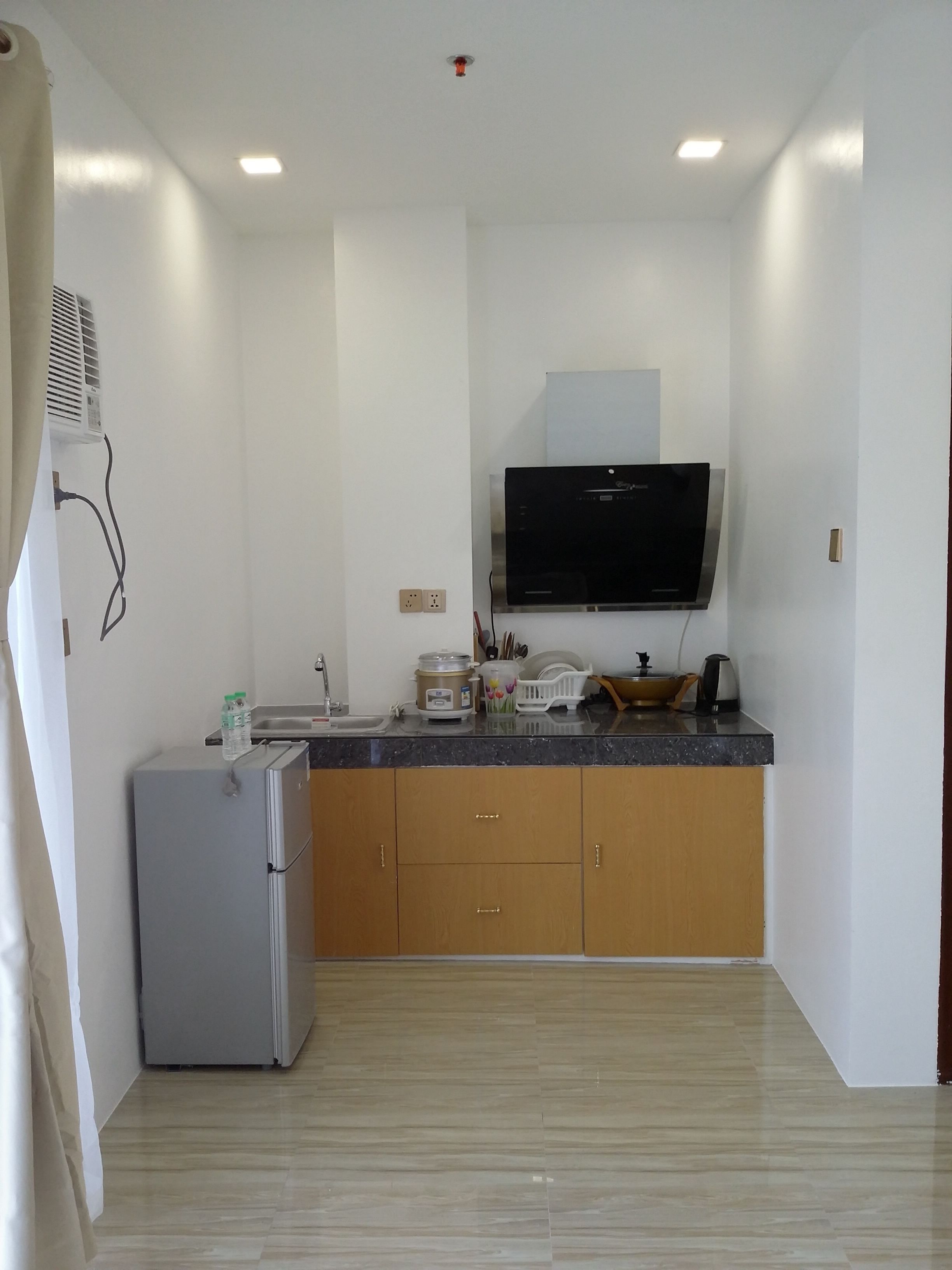 honeymoon studio suite, multiple beds, kitchenette | private kitchenette | electric kettle