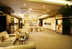 3 restaurantes; se sirven desayunos, almuerzos, cenas y cocina china 