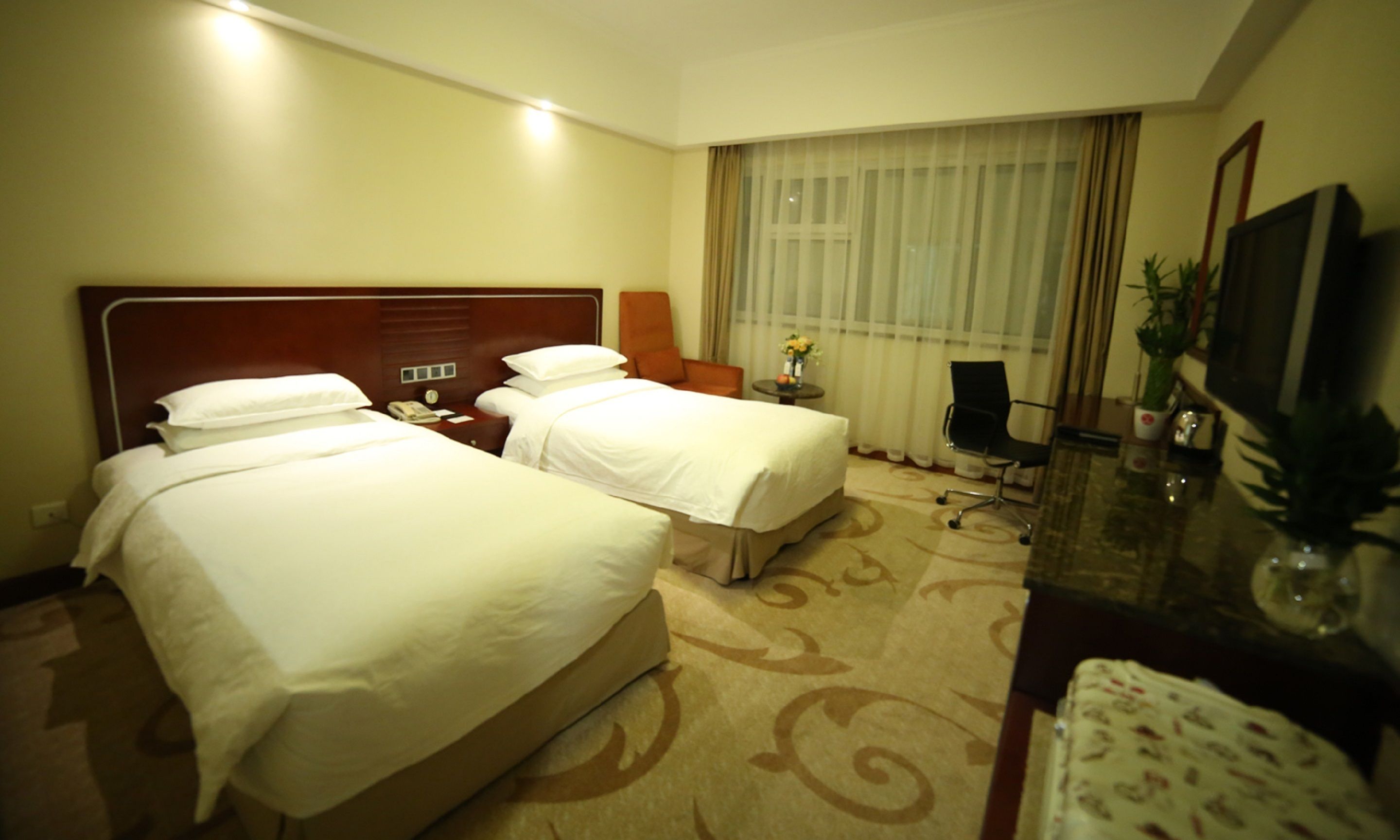 standard twin room | minibar, in-room safe, desk, blackout curtains