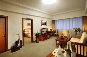 Suite Deluxe | Minibar, caja fuerte, escritorio y cortinas opacas