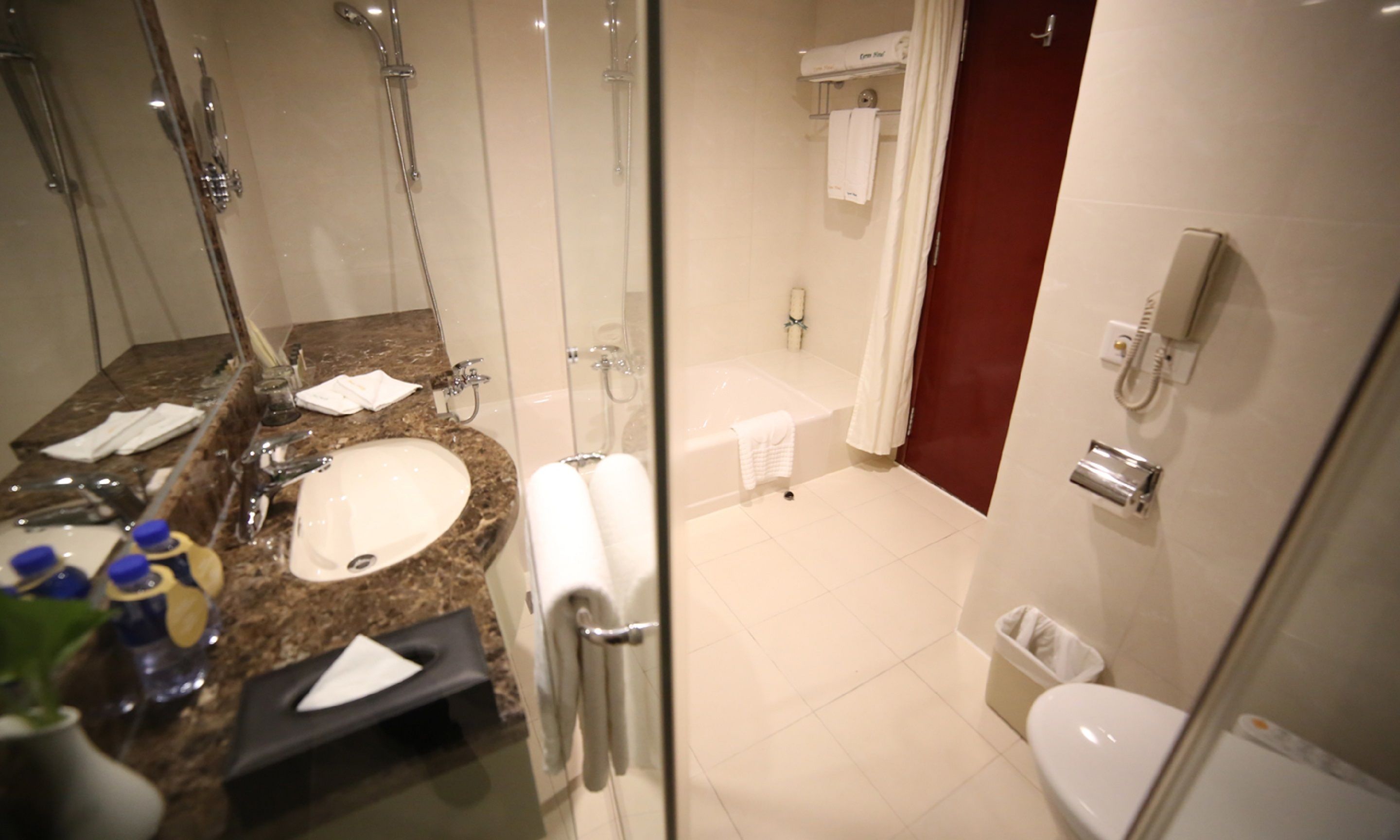 combined shower/bathtub, free toiletries, hair dryer, slippers