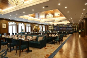 3 restaurants, breakfast, lunch, dinner served; Chinese cuisine  - Dalian Kerren Hotel (Dalian)