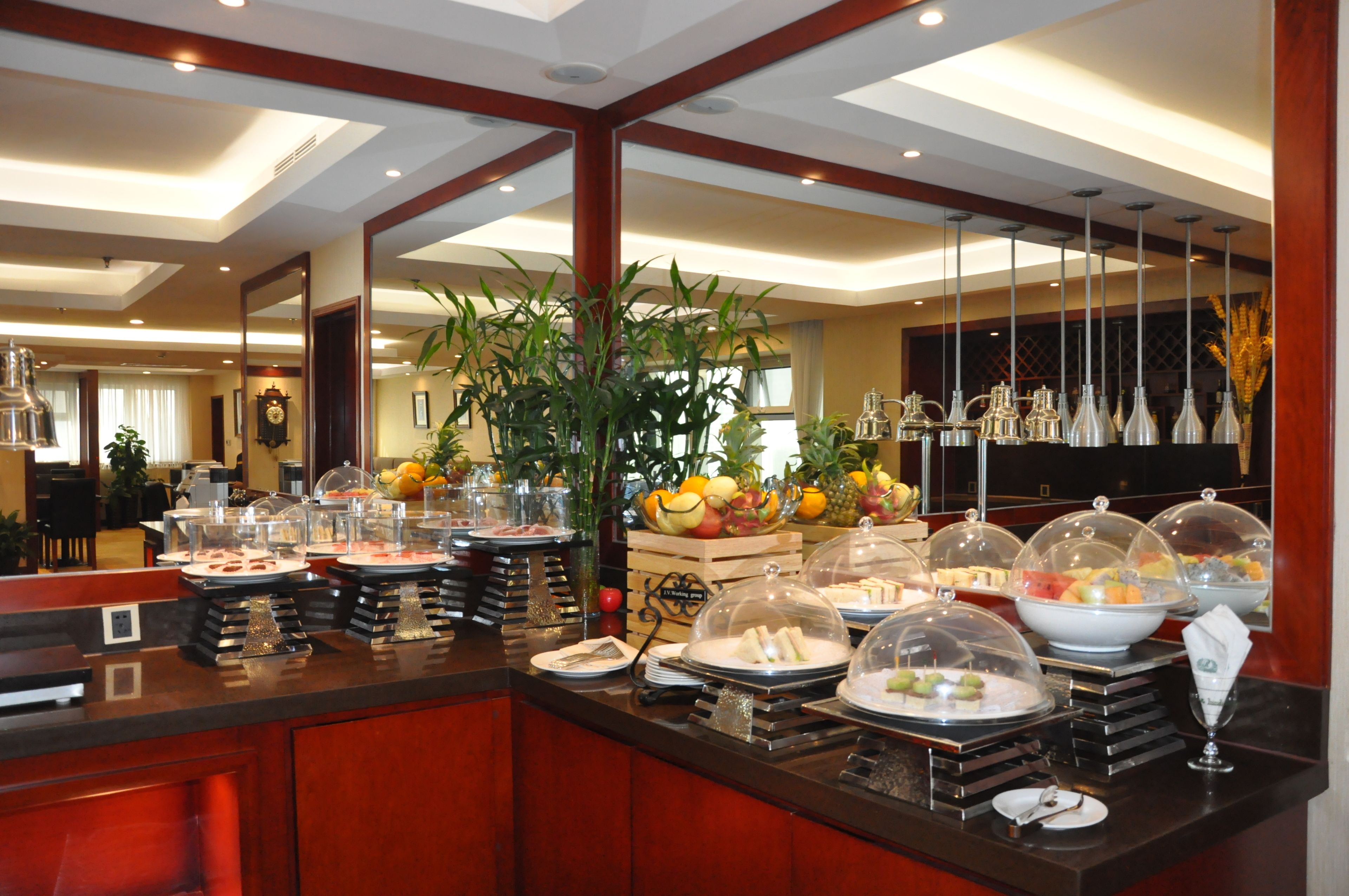 3 restaurants, breakfast, lunch, dinner served; chinese cuisine