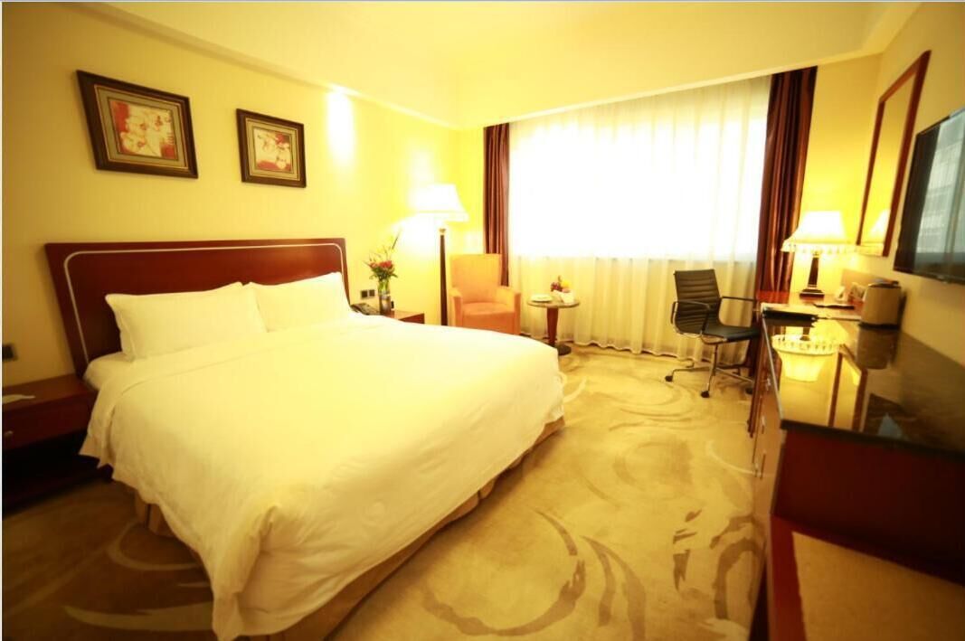 minibar, in-room safe, desk, blackout curtains