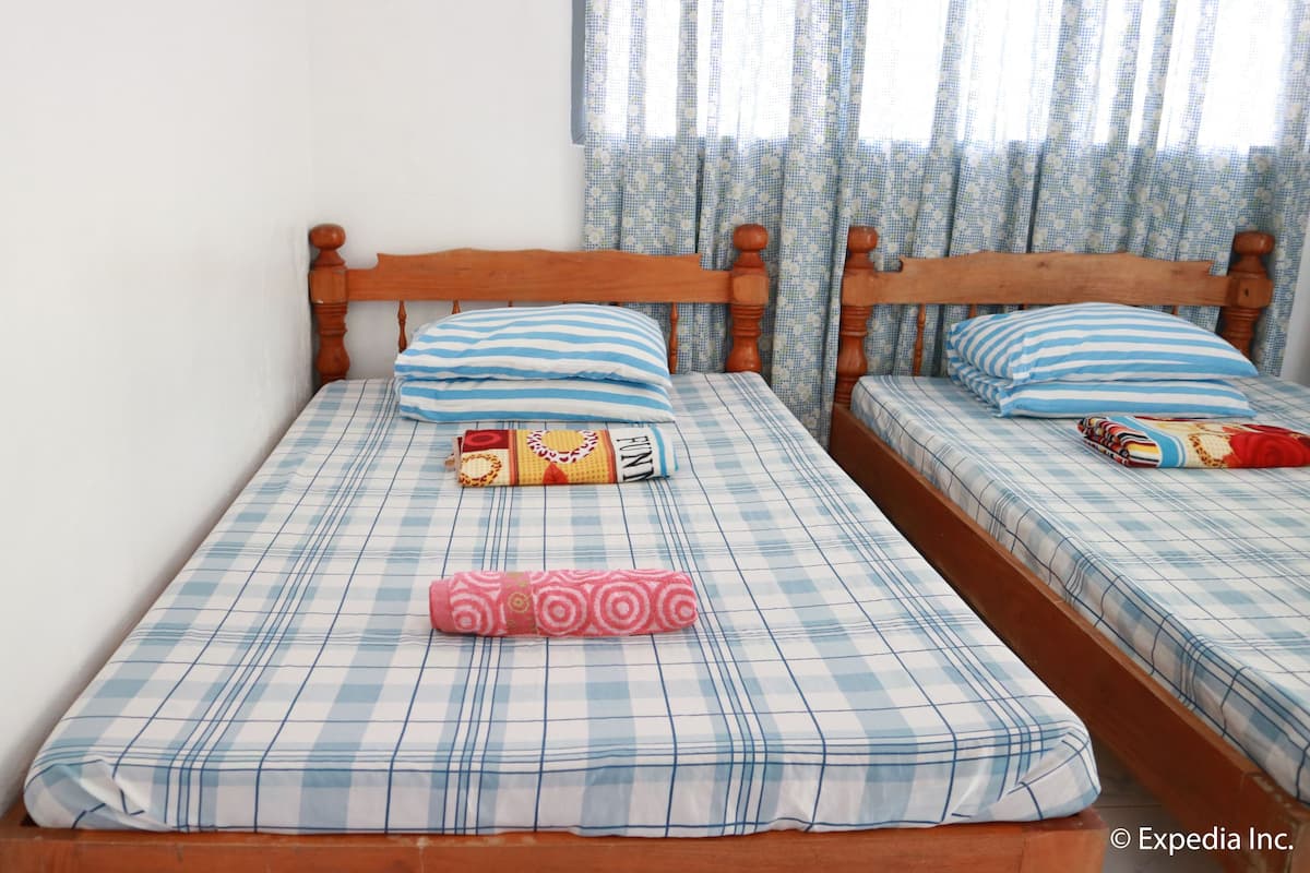 Triple Room | Desk, rollaway beds, free WiFi, bed sheets