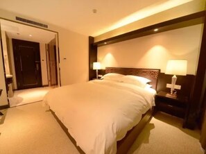 Minibar, escritorio, cortinas blackout y wifi gratis 
