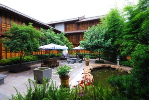 Courtyard - Lijiang Golden Path Hospitality (Lijiang)