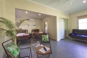 Superior Twin Room – Chalet 1 | Egyptian cotton sheets, premium bedding, memory-foam beds - Daintree Peaks ECO Stays (Diwan)