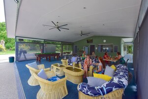 Se sirven desayunos, almuerzos y cenas; con vista a la piscina