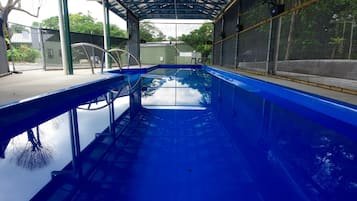 Kolam renang indoor dan kolam renang outdoor, dengan kursi berjemur