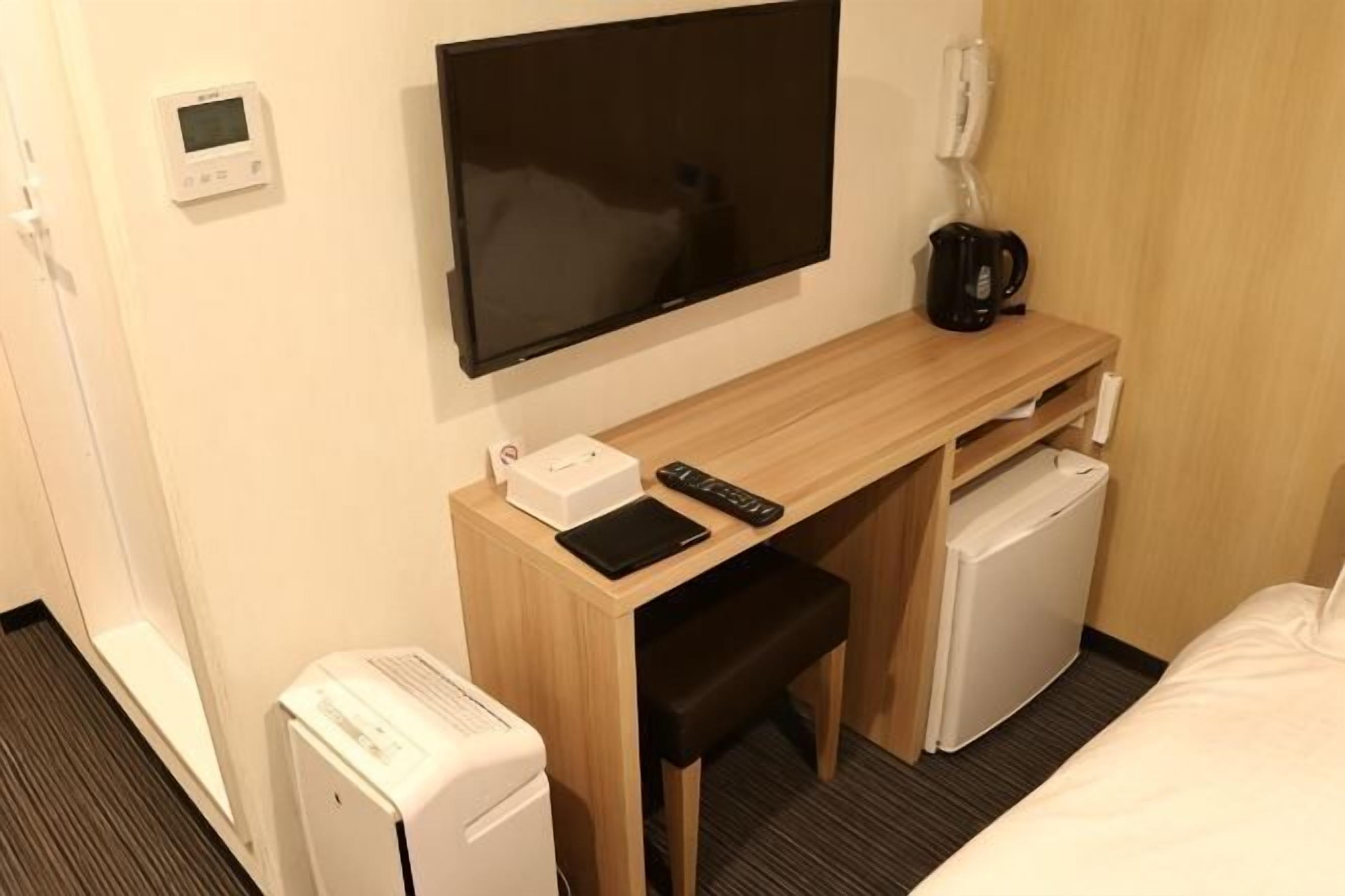 Desk, soundproofing, free WiFi, bed sheets