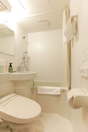 Combined shower/bathtub, free toiletries, hair dryer, slippers - Hotel ASIATO Namba (Osaka)