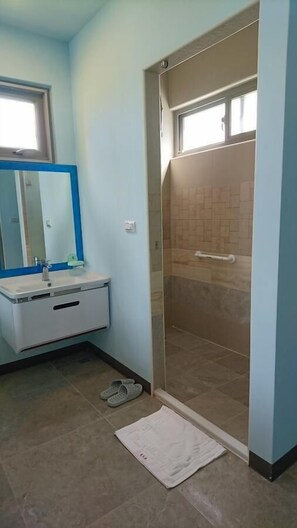 Chambre quadruple supérieure (A) | Salle de bain | Douche, articles de toilette (gratuits), séchoir à cheveux, pantoufles