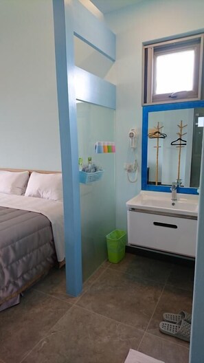 ห้องซูพีเรียสำหรับสี่ท่าน (A) | โต๊ะทำงาน, ผ้าม่านกันแสง, ห้องเก็บเสียง, Wi-Fi ฟรี