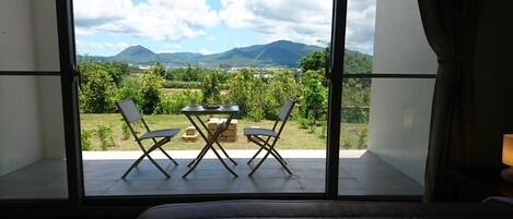 مكتب وستائر تعتيم وتجهيزات عازلة للصوت وواي فاي مجانًا