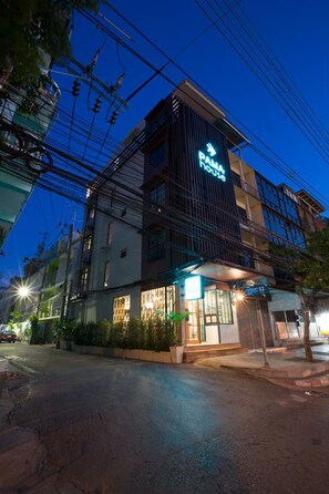 Front of property - evening/night - PAMA House Boutique Hostel (Bangkok)