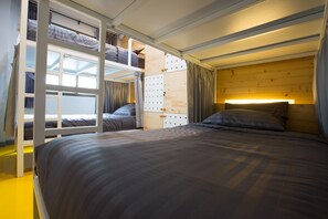 4-Bed Female Dormitory | Individuell dekoriert, individuell eingerichtet, Bügeleisen/Bügelbrett