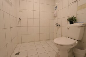 Economy Quadruple Room, 2 Double Beds, Private Bathroom | Bathroom | Shower, free toiletries, hair dryer, slippers - Fengjia Hello Hostel (Taichung)