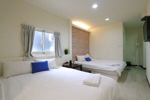 Habitación cuádruple económica, 2 camas dobles, baño privado | Edredones de plumas, cortinas opacas, wifi gratis y ropa de cama